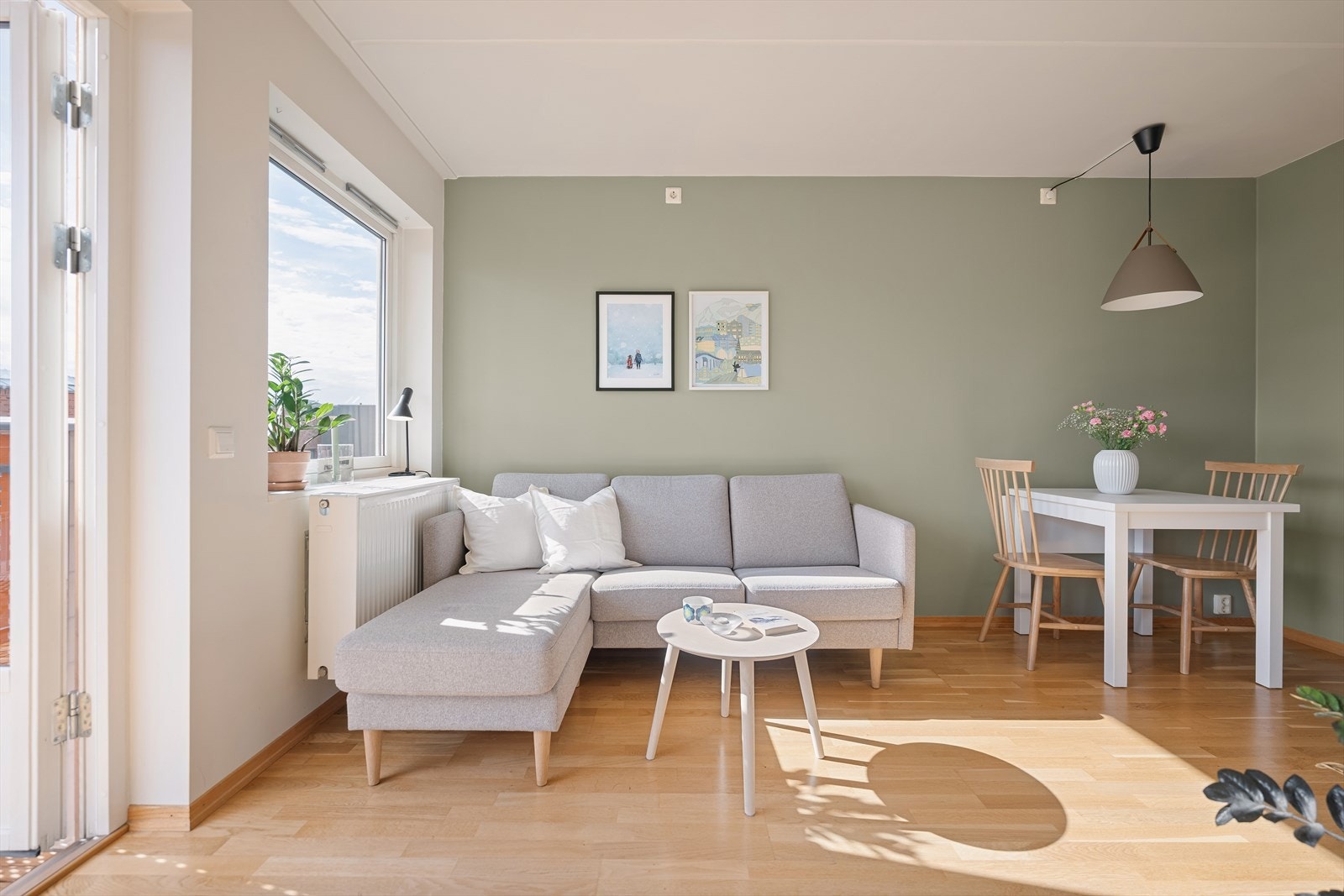 Velkommen inn! Dette er en romslig leilighet som er proppfull av sjarm og god atmosfære. Her er det lett å like seg. Galleribilde