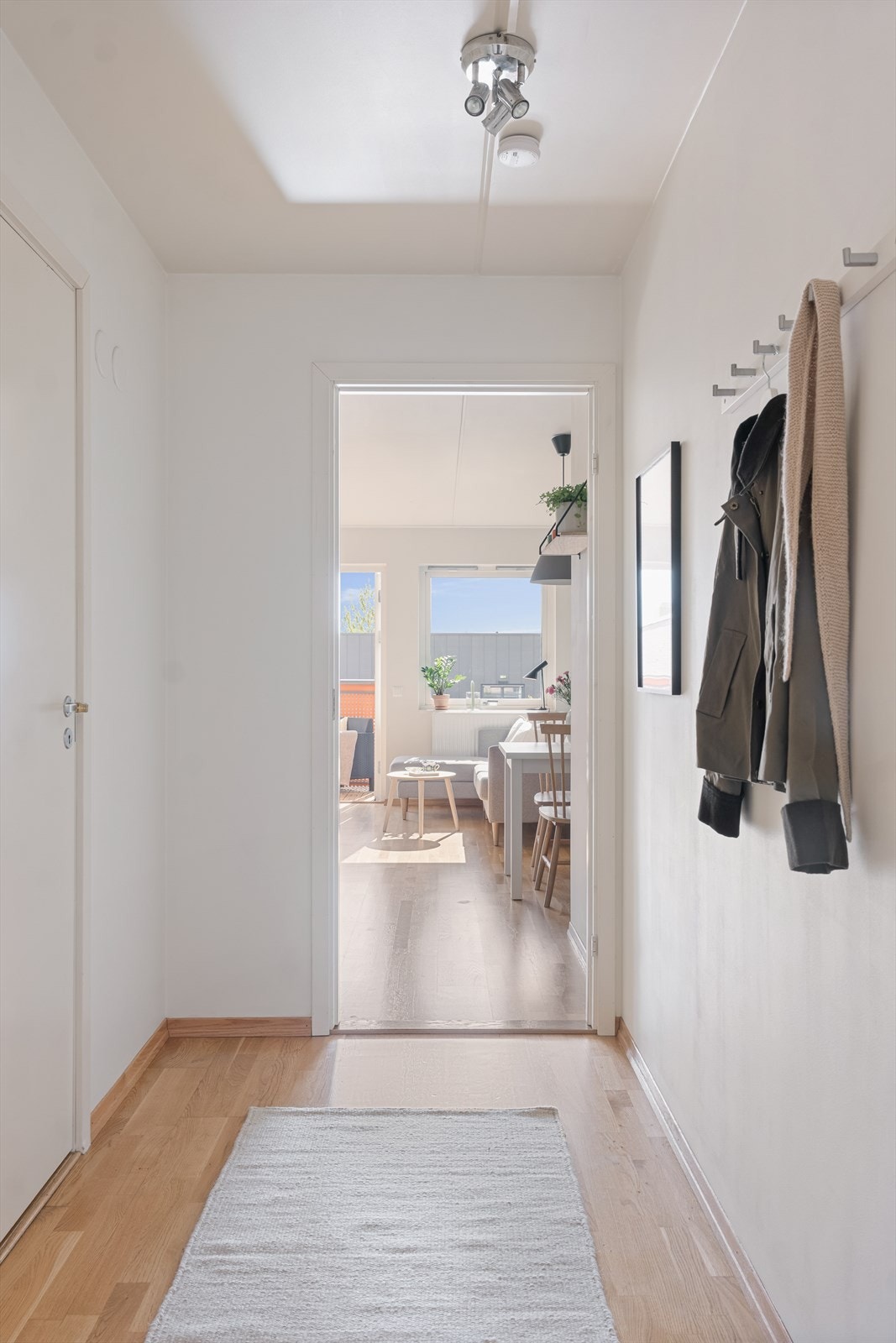 Innbydende og lys entrè som gir et godt førsteinntrykk av leiligheten. Her er det gode oppbevaringmuligheter for å henge fra seg sko og yttertøy. Galleribilde