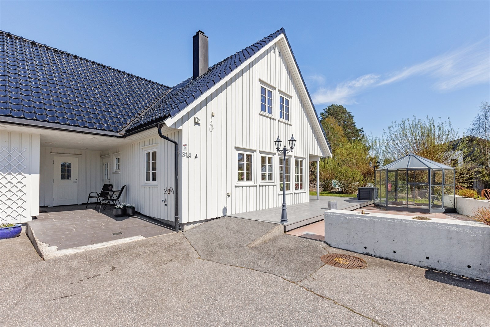 Pen fasade og pent opparbeidet tomt Galleribilde