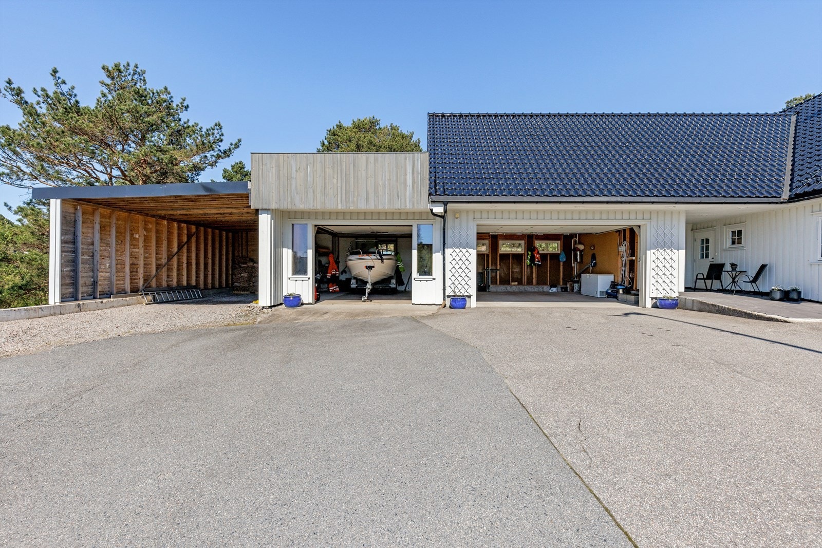 Legg merke til de fine glaserte taksteinene. 2 store garasjer og carport Galleribilde