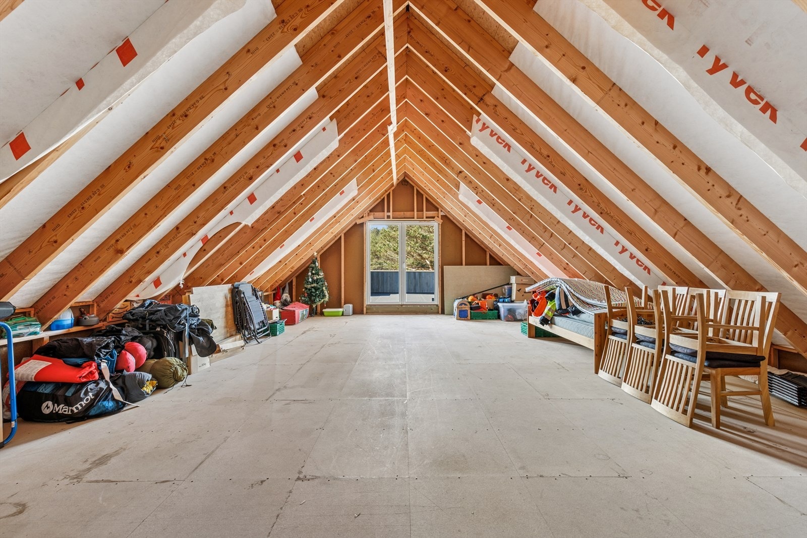 Det er et stort og uinnredet loft. Perfekt for dem som ønsker å gjøre litt selv Galleribilde