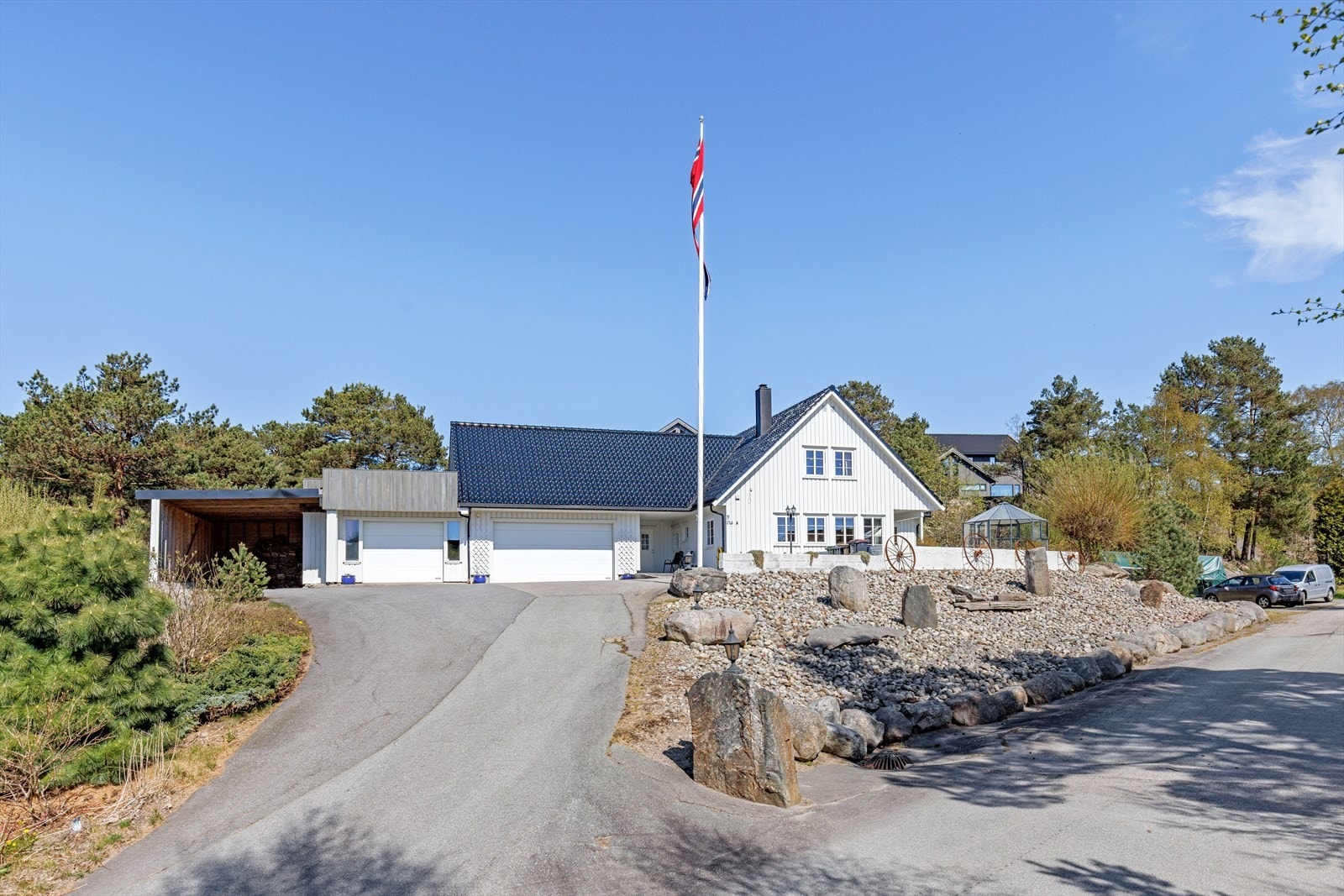 Eiendomsmegler Norge Kristiansand Oftenes/Søgne - Stor romslig enebolig med en lun og rolig beliggenhet | 2 garasjer | Glaserte takstein - Innholdsrikt