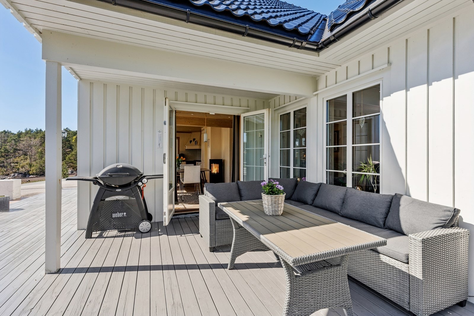 Det er direkte utgang fra stuen og ut på en herlig solrik og lun terrasse Galleribilde