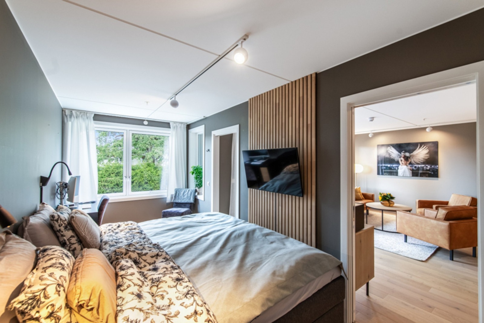 Hovedsoverommet og ett av de andre har fondvegg med eikespiler, som gir et trendy og eksklusivt inntrykk. Galleribilde
