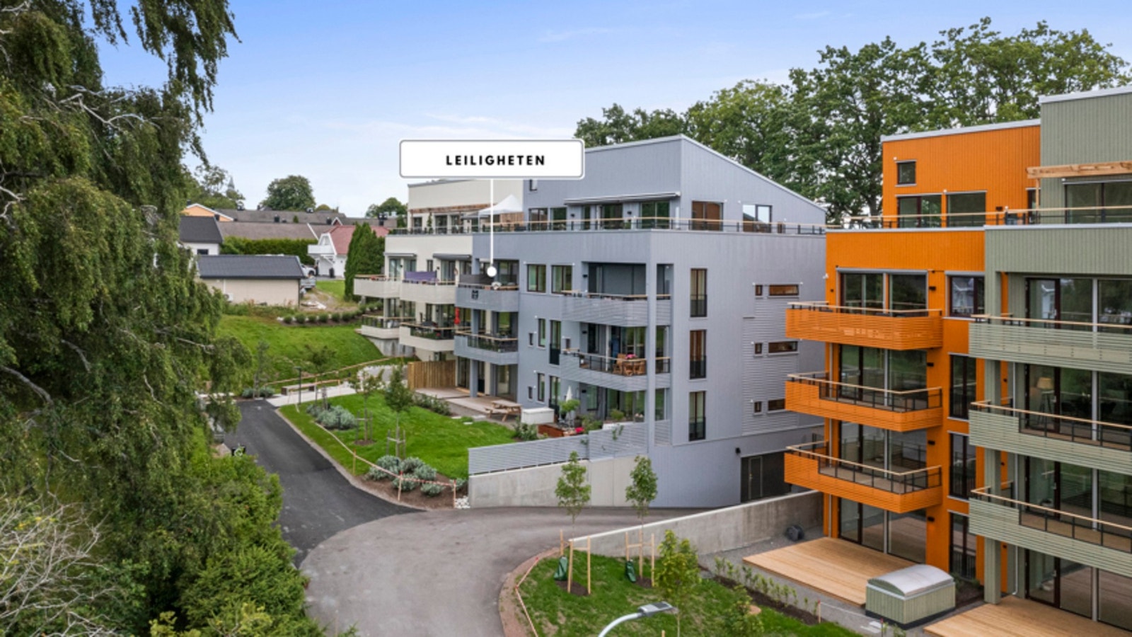 Leiligheten ligger høyt plassert i tredje etasje - nest øverste plan, i et nybygg fra 2023 med heis. Galleribilde
