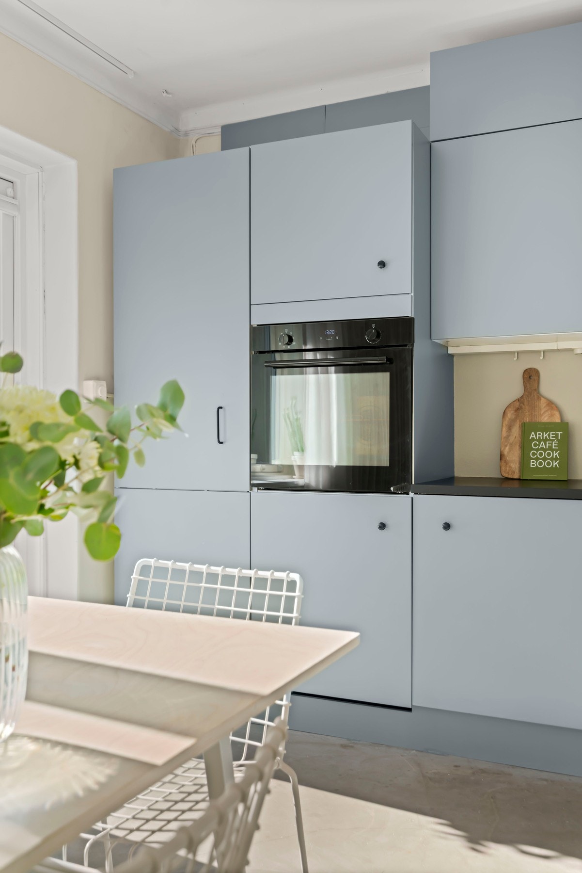 Kjøkkenet er utstyrt med opplegg for platetopp, oppvaskmaskin, stekeovn, kjøleskap og /frys, laminat benkeplate og planlimt kum i kompositt/plast. Galleribilde