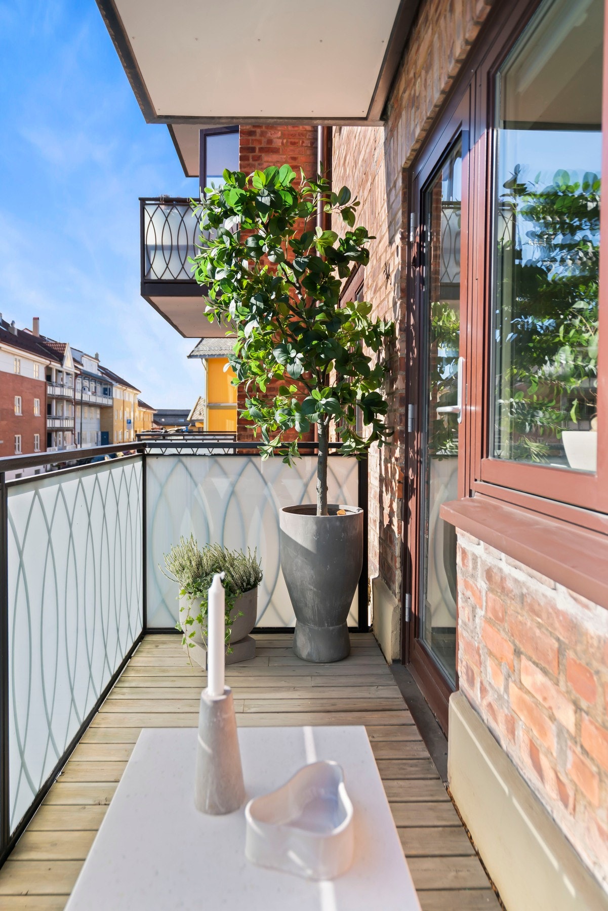 Plass til utemøbler på balkong. Galleribilde