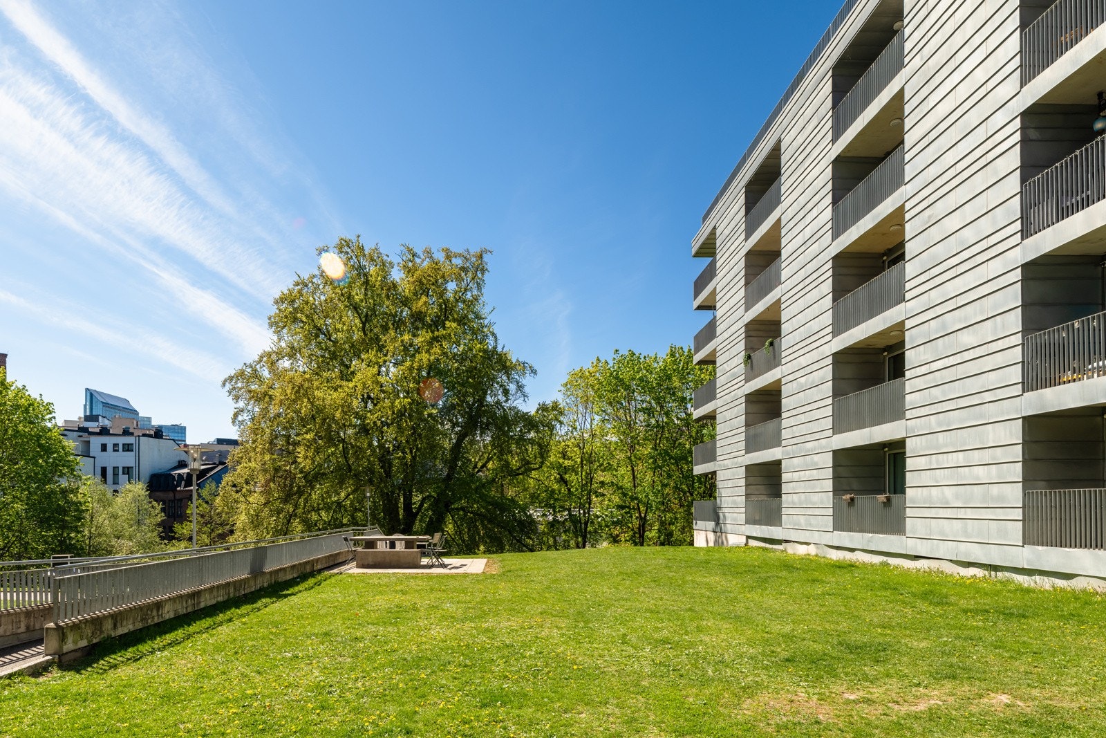 Felles bakgård. Galleribilde