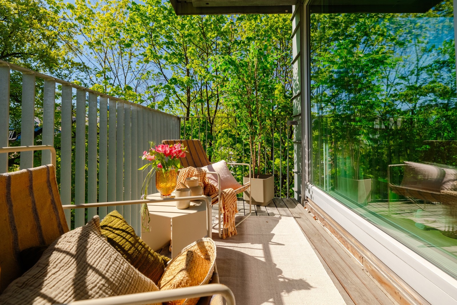 Balkongen er på ca. 6m², og har plass til sittegruppe, grill, beplantning eller lignende. Det er montert utelys. Galleribilde