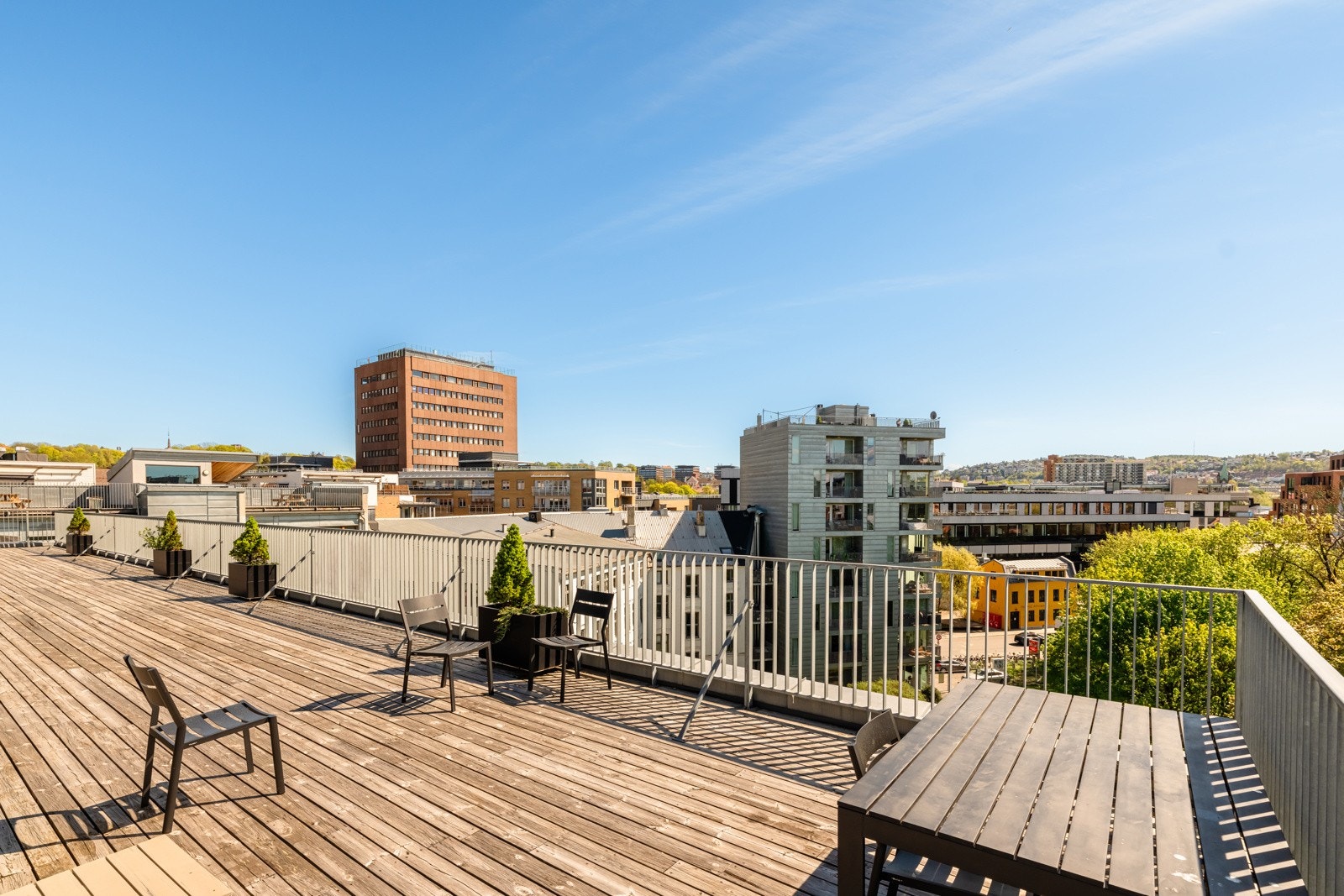 Beboerne har tilgang til en hyggelig takterrasse på toppen av bygården. Galleribilde