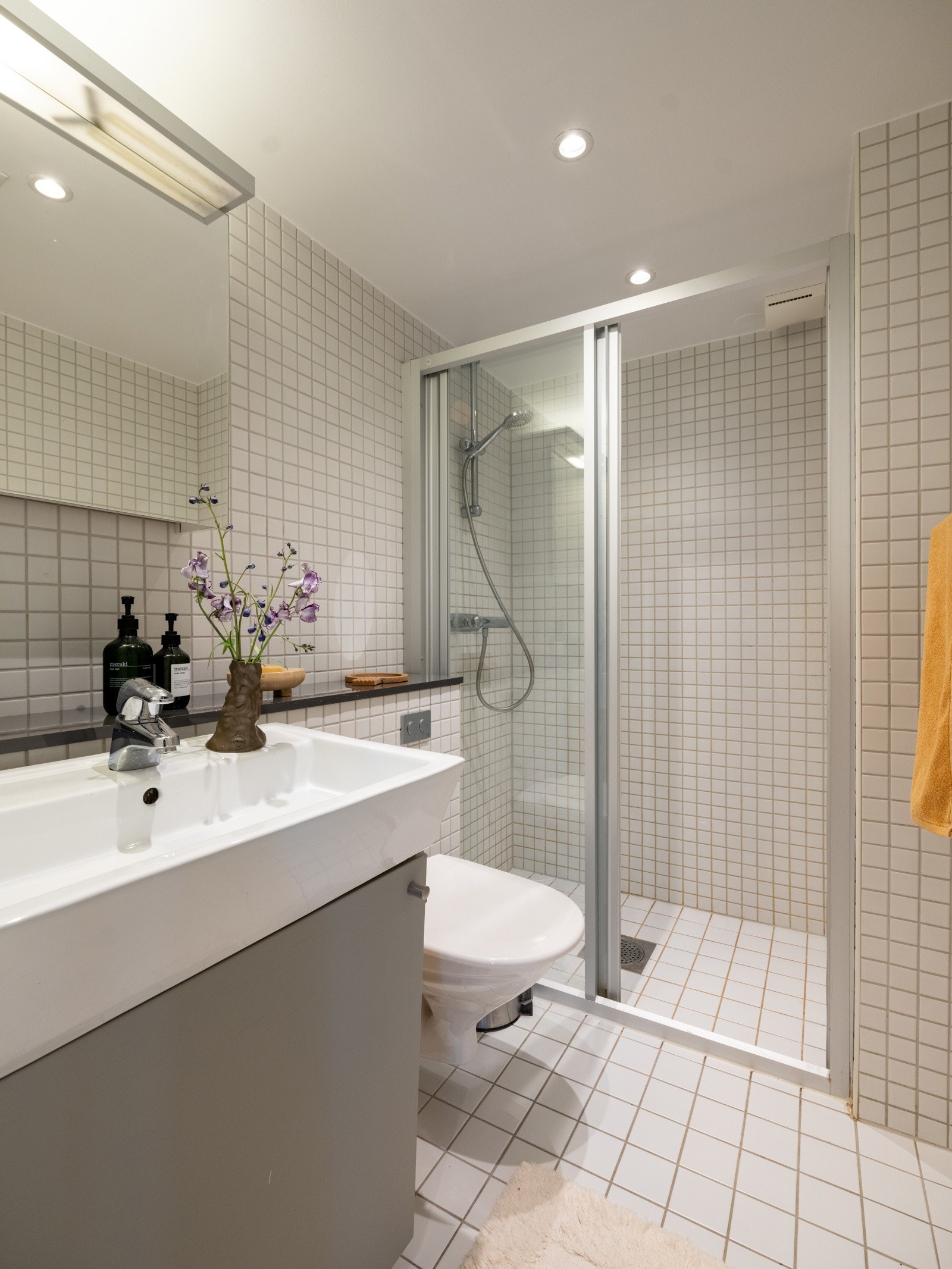 Lyst, flislagt baderom med gulvvarme og downlights. Galleribilde