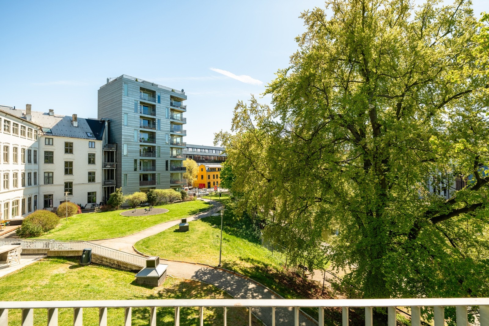 Vendt mot fin bakgård. Galleribilde