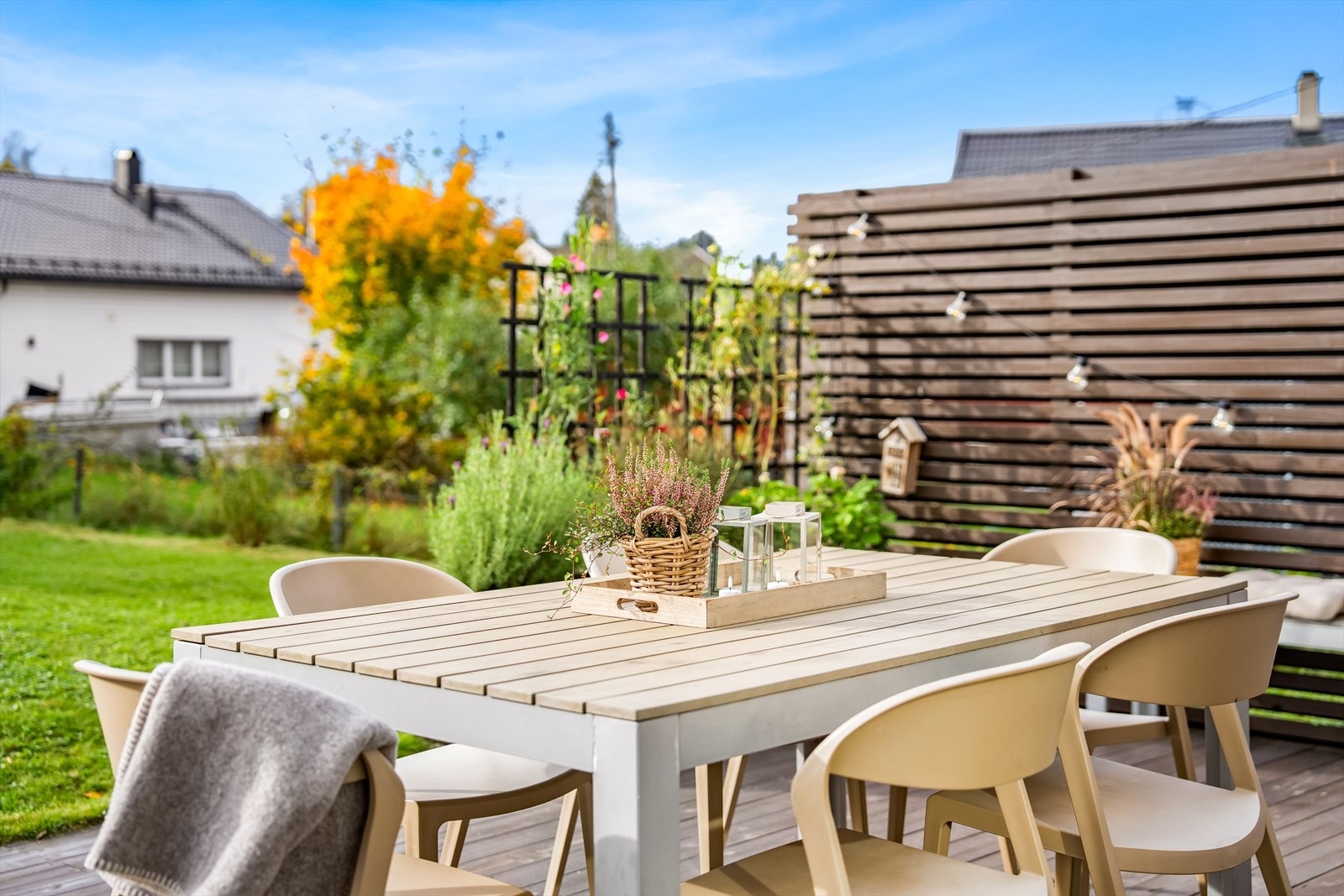Terrassen er fint skjermet med levegger, og det er blitt bygget flere plantekasser. Galleribilde