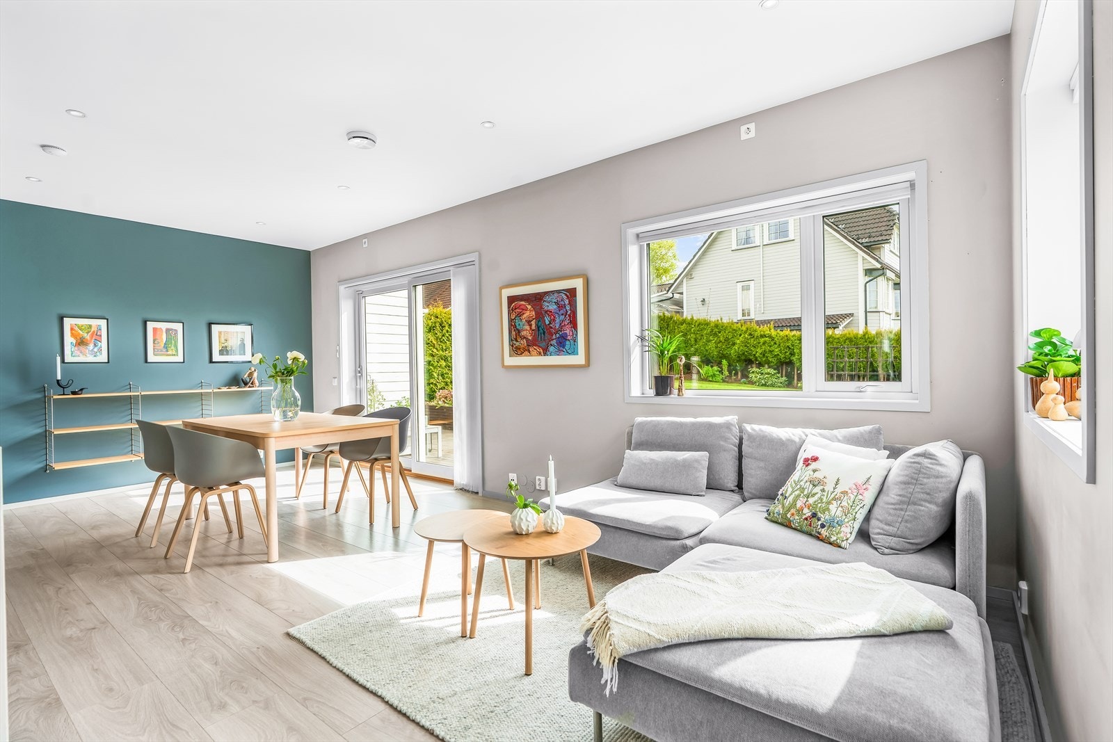 Boligen har en lys og luftig stue med en åpen planløsning. Galleribilde