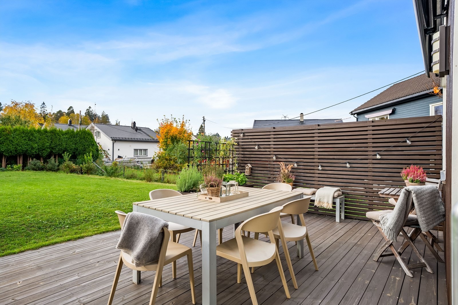 Her er det god plass til både sittegruppe og grill. Galleribilde