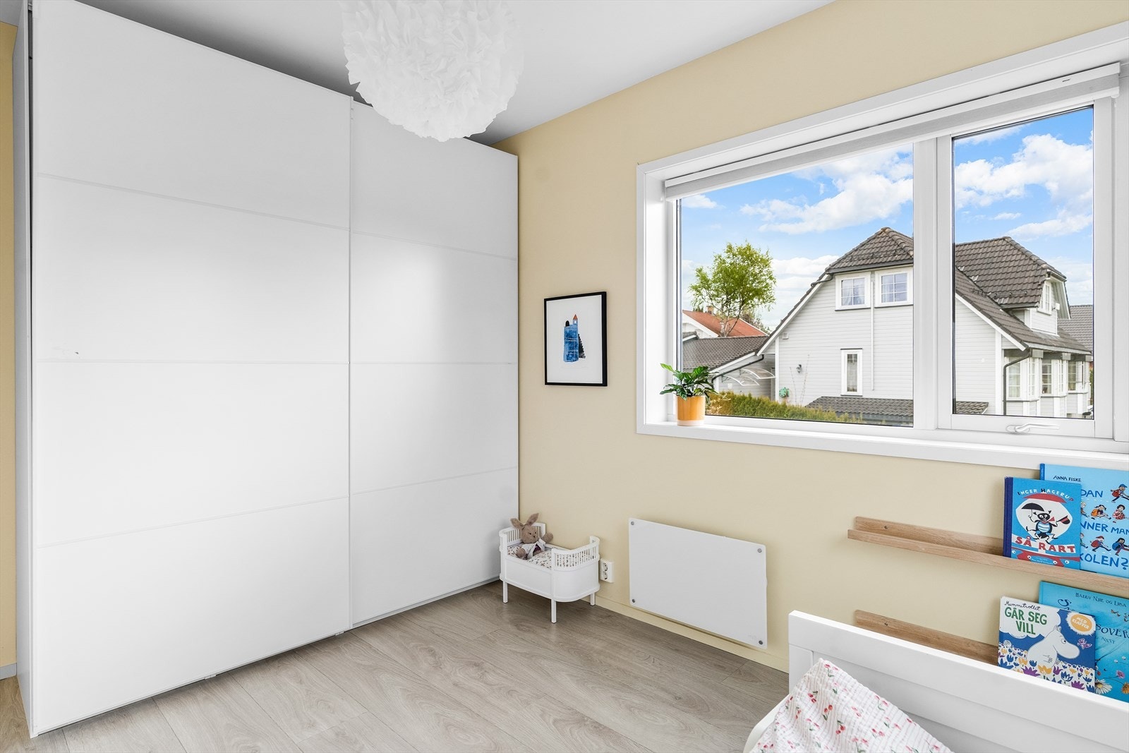 Stor skyvedørsgarderobe er montert. Galleribilde