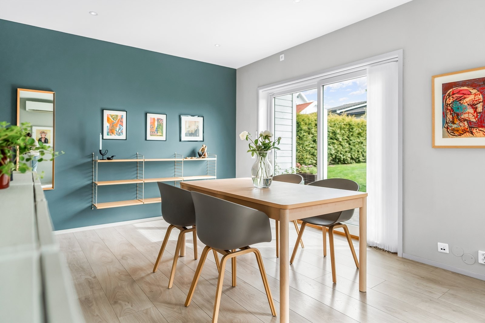 Det er rikelig med plass til stort spisebord med plass til hele familien. Galleribilde