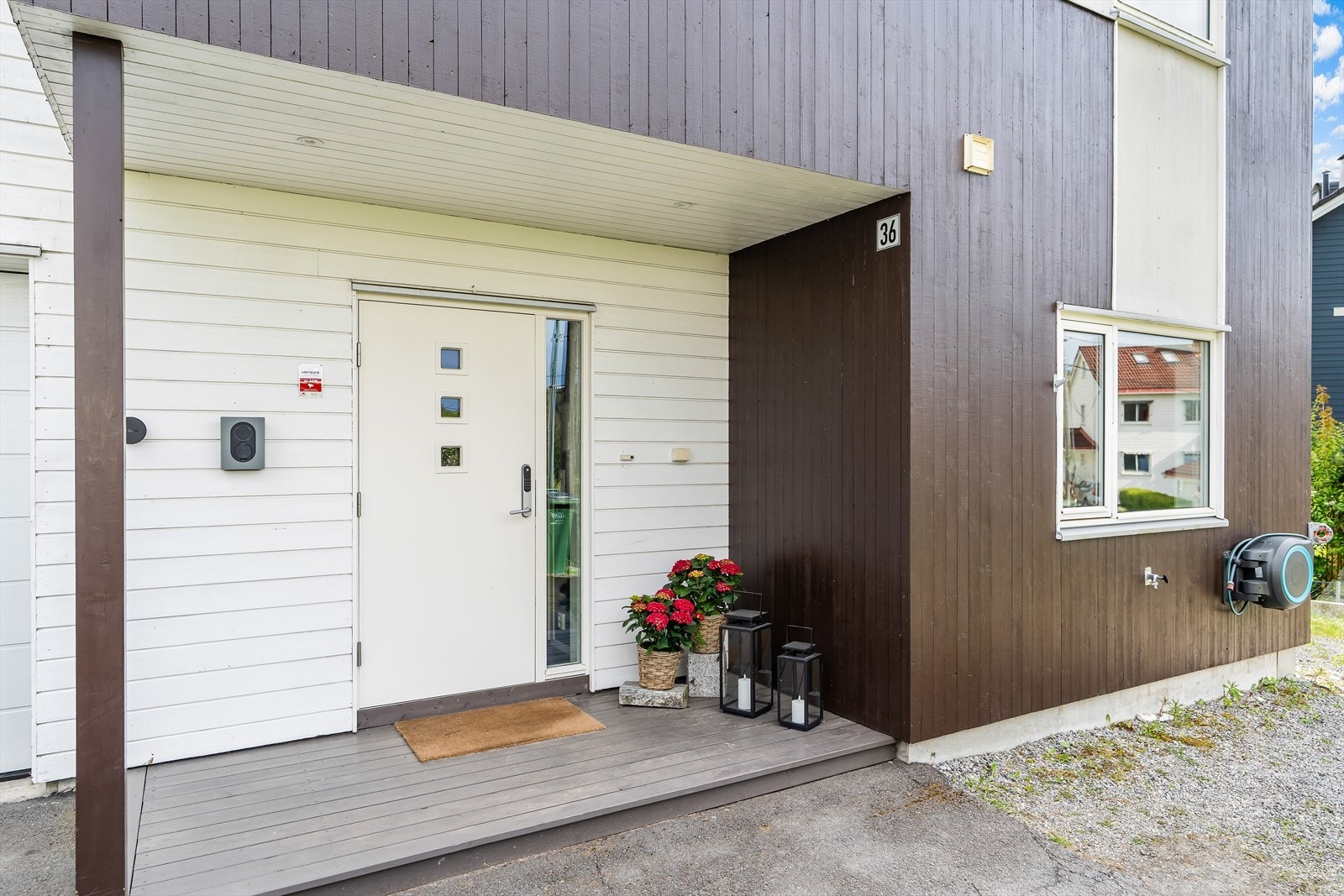 Hyggelig overbygget inngangsparti. Galleribilde