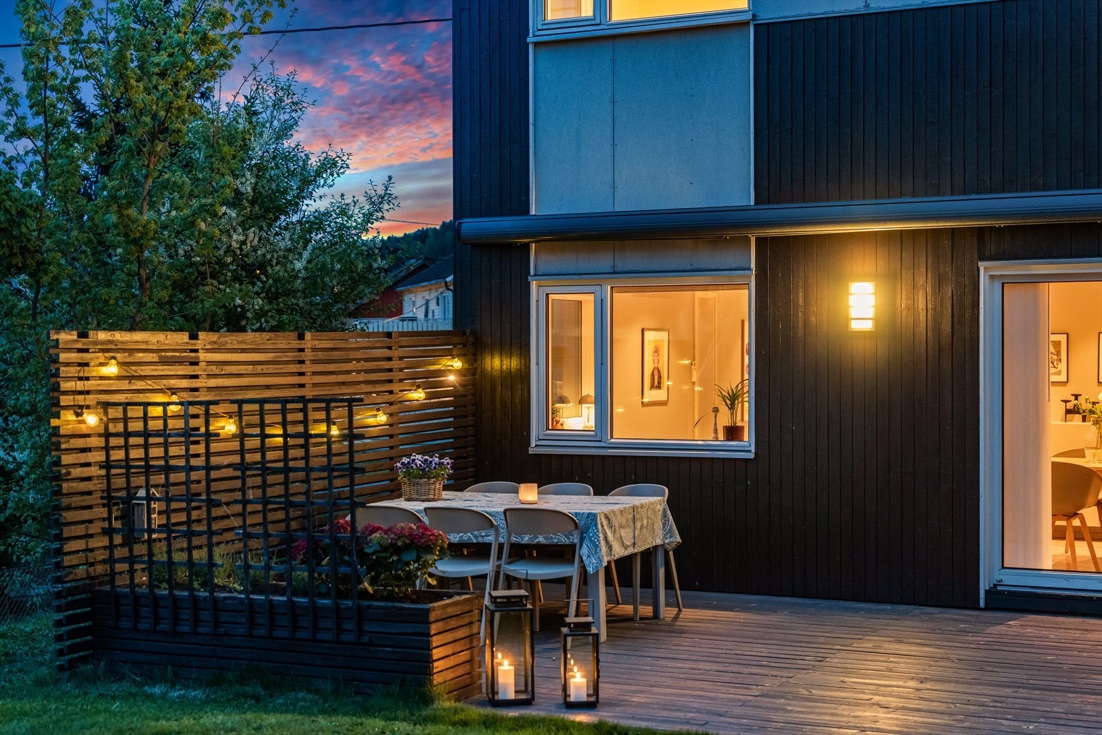 Fra stuen er det utgang til en solrik terrasse på 36 m², som fungerer som en naturlig forlengelse av stuen i sommerhalvåret. Galleribilde