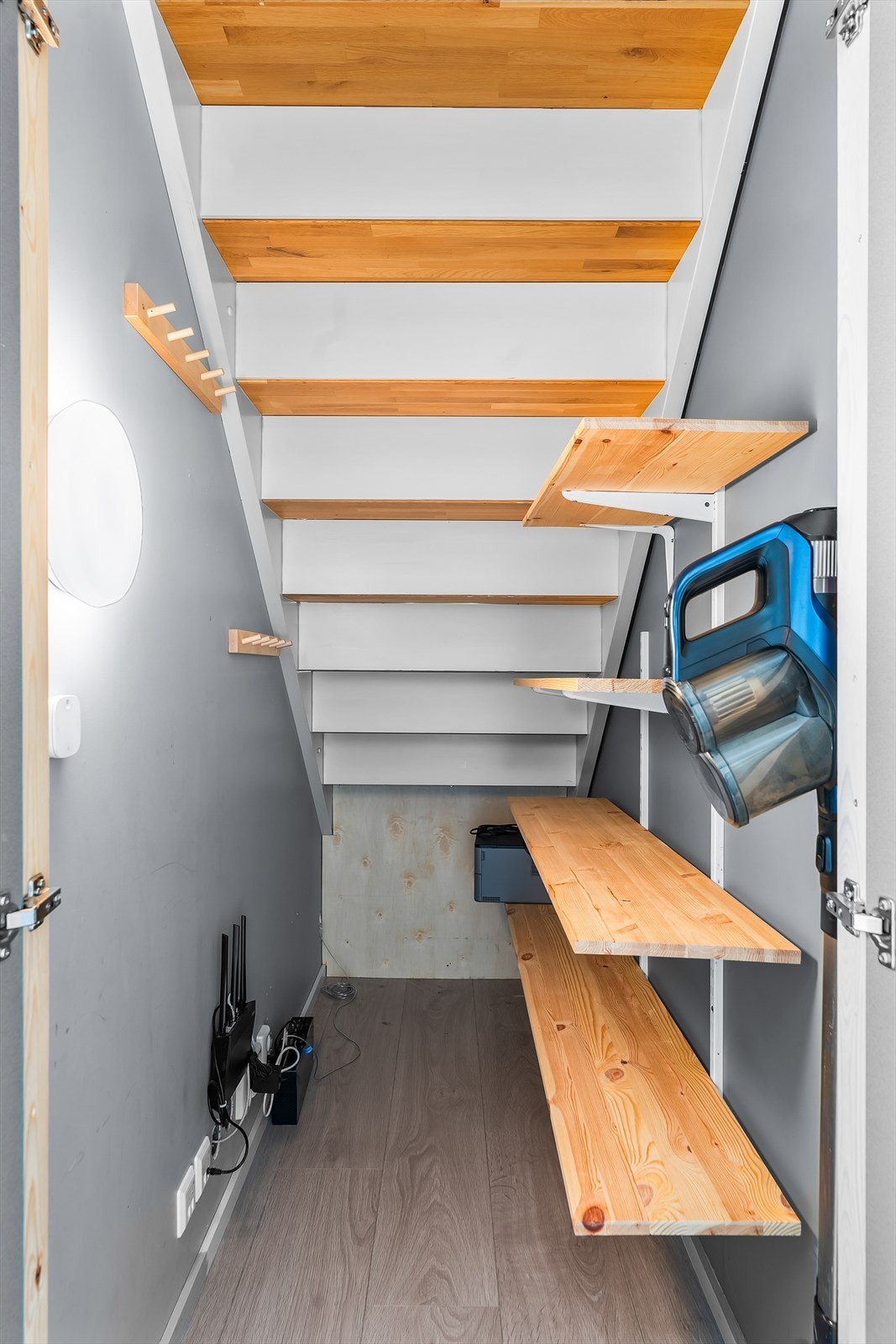 Det er øvrige lagringsmuligheter i et praktisk kott under trappen. Galleribilde