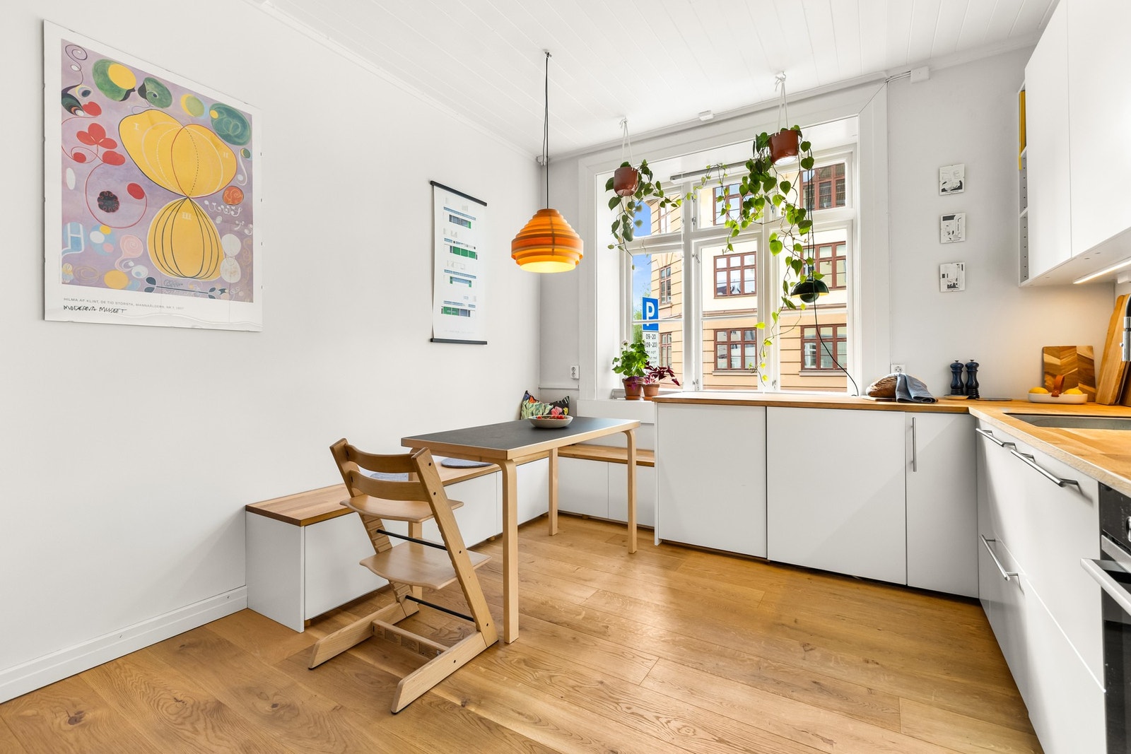 Kjøkkenet er av god størrelse, med plass til eget spisebord. Praktiske sittebenker med oppbevaring følger boligen. Galleribilde