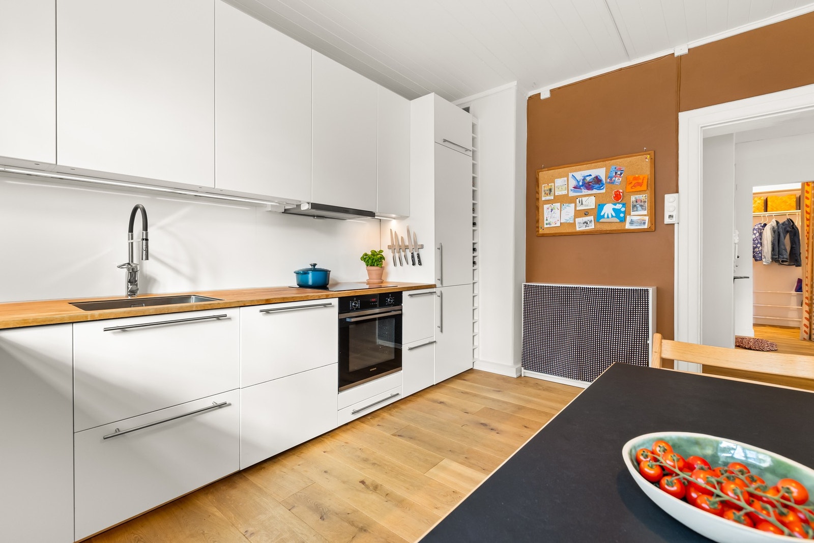 Store benkeflater gjør det enkelt å tilberede nydelige retter til familie og gode venner. Galleribilde