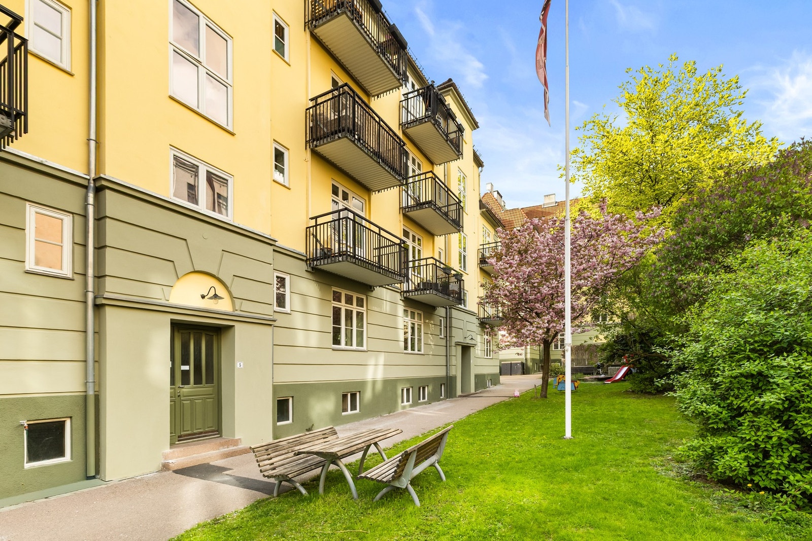 Det nydelige gårdsrommet legger til rette for et godt "uteliv". Galleribilde