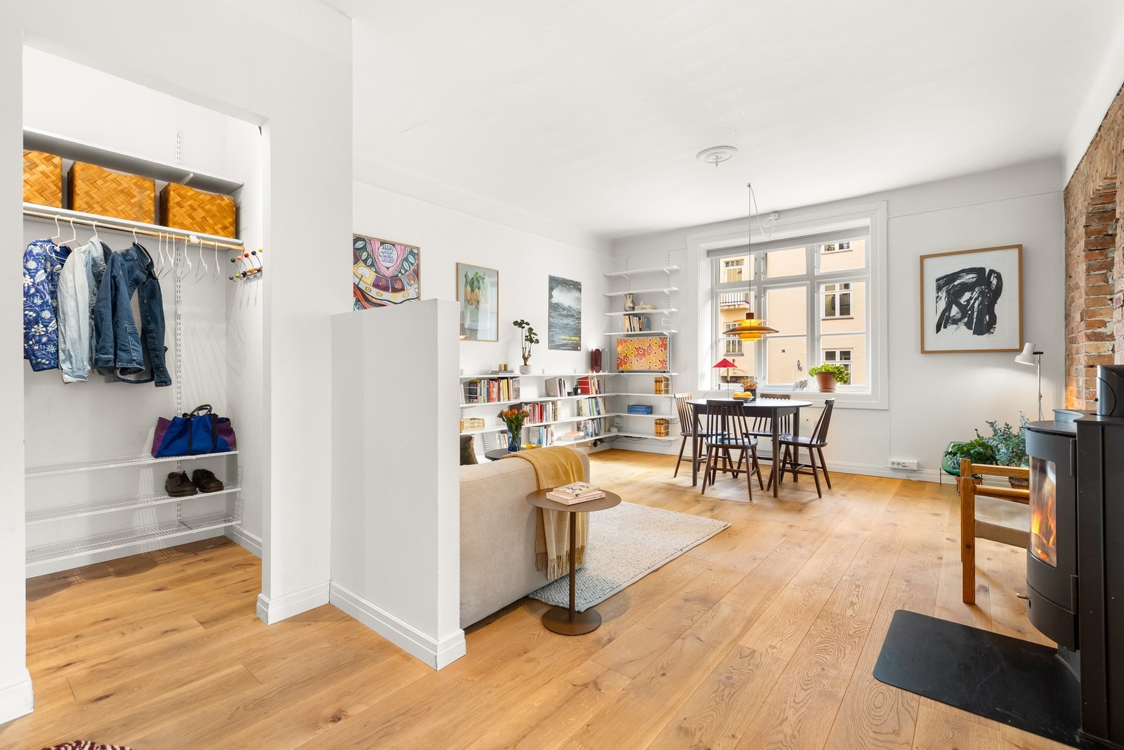 Leiligheten har nydelige lyslinjer. Galleribilde