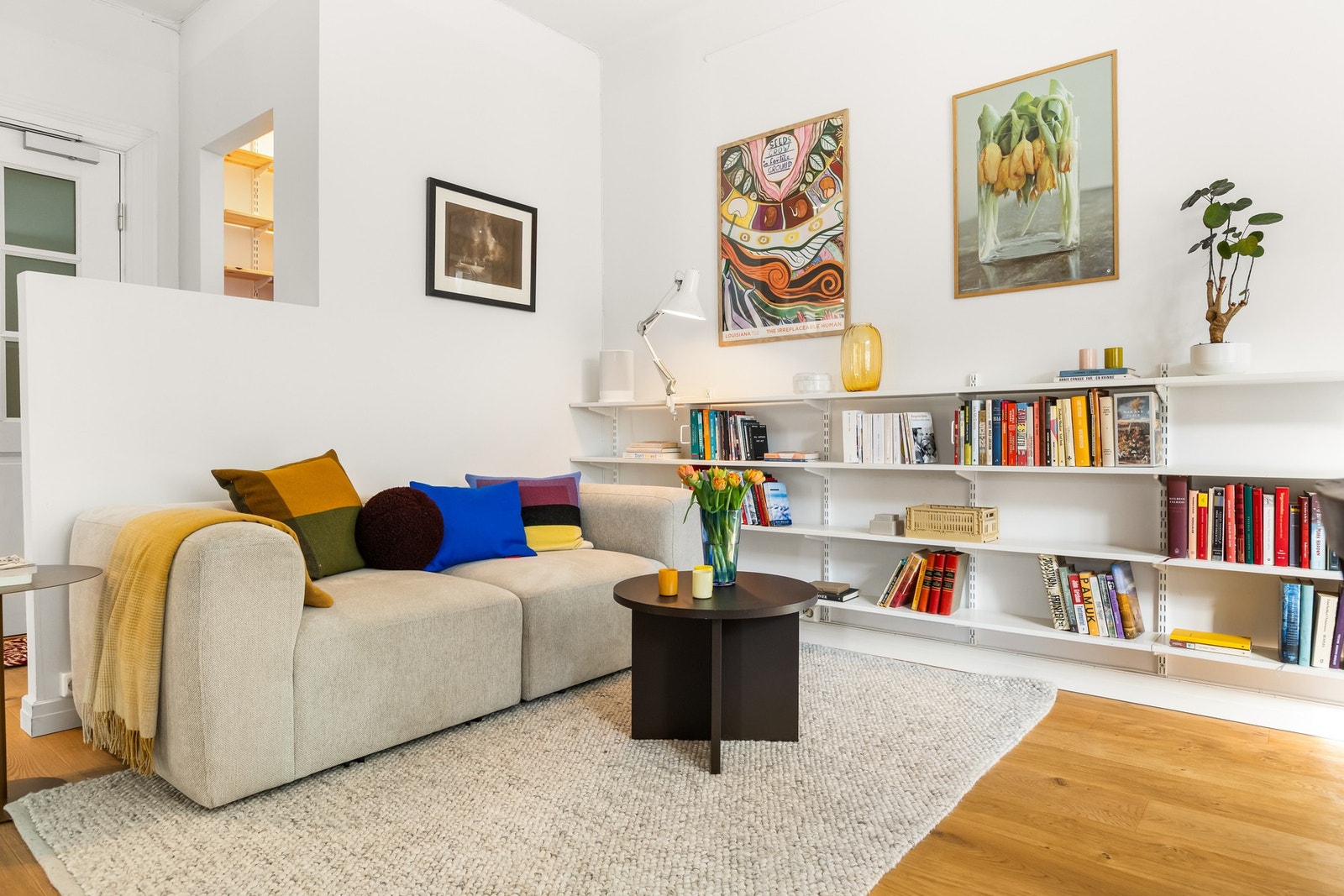 Stuen har en herlig atmosfære som gjør det enkelt å senke skuldrene og føle seg "hjemme". Galleribilde