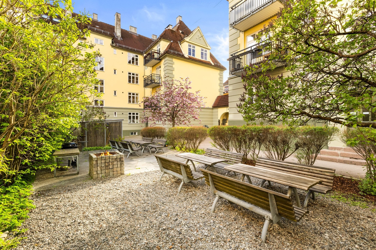 Det skjermede gårdsrommet er parkmessig opparbeidet. Galleribilde