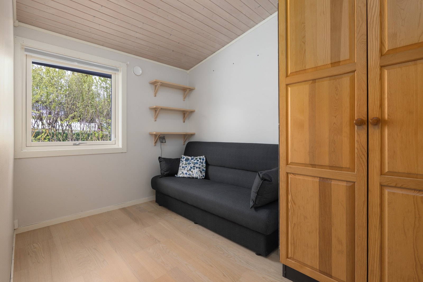 Praktisk rom med garderobeskap, lyse flater og fleksible bruksmuligheter. Galleribilde