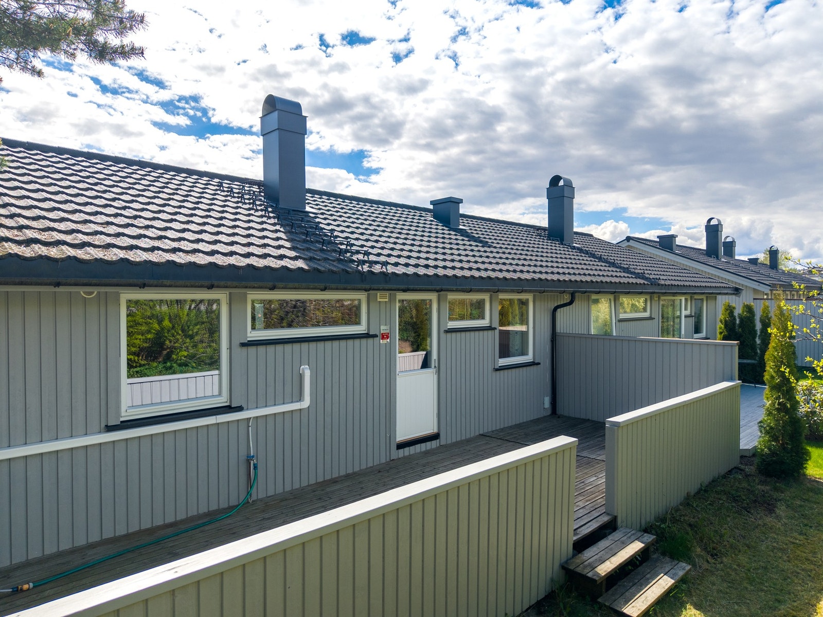 Boligen har praktiske uteområder med adkomst til terrasse og gode solforhold. Galleribilde
