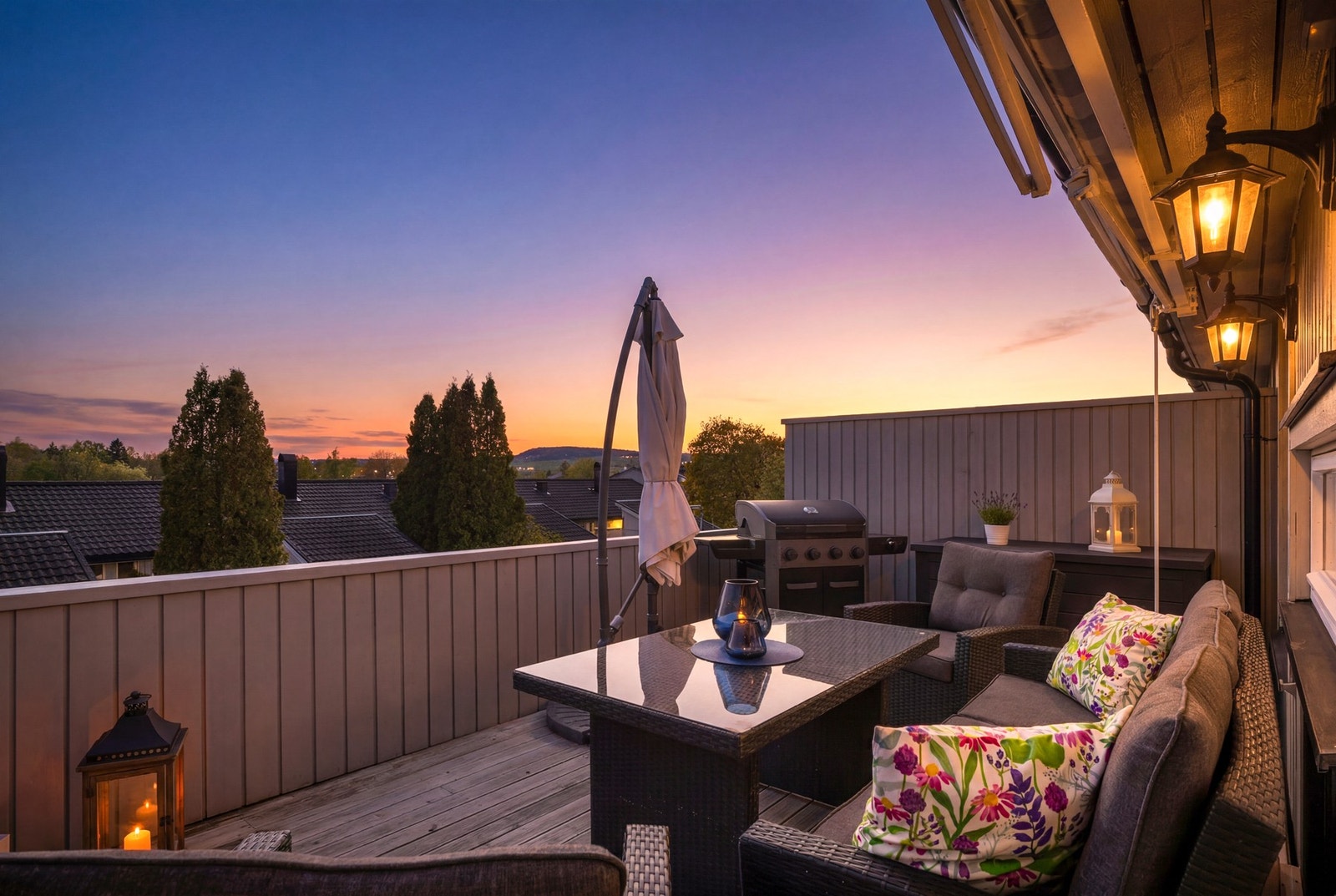 Stor og solrik terrasse med flere sitteområder og god plass til både avslapning og uteservering. Utsikt mot Mjøsa og Nes Galleribilde