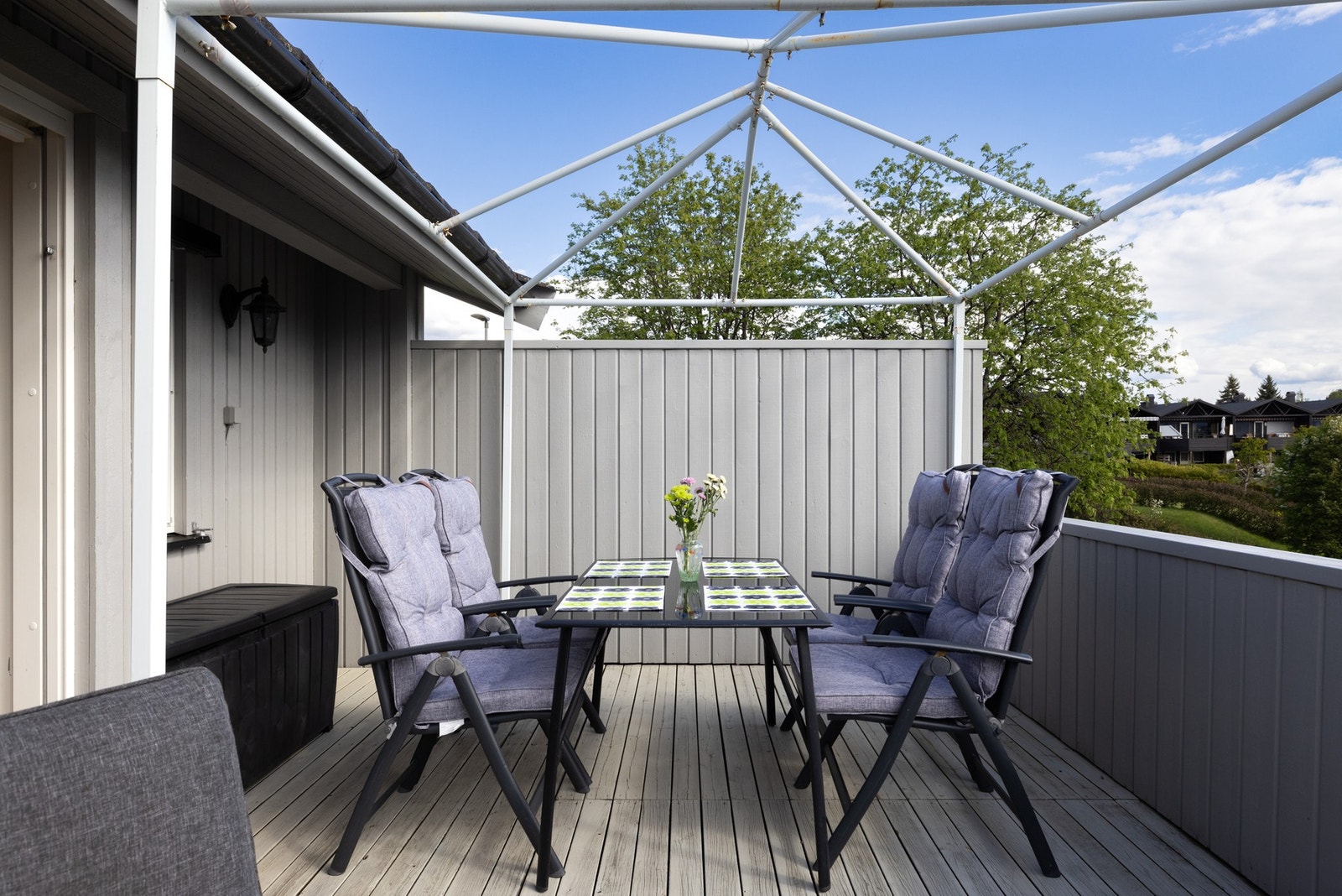 Skjermet terrasse med spiseplass og fine omgivelser for avslappende dager ute. Galleribilde