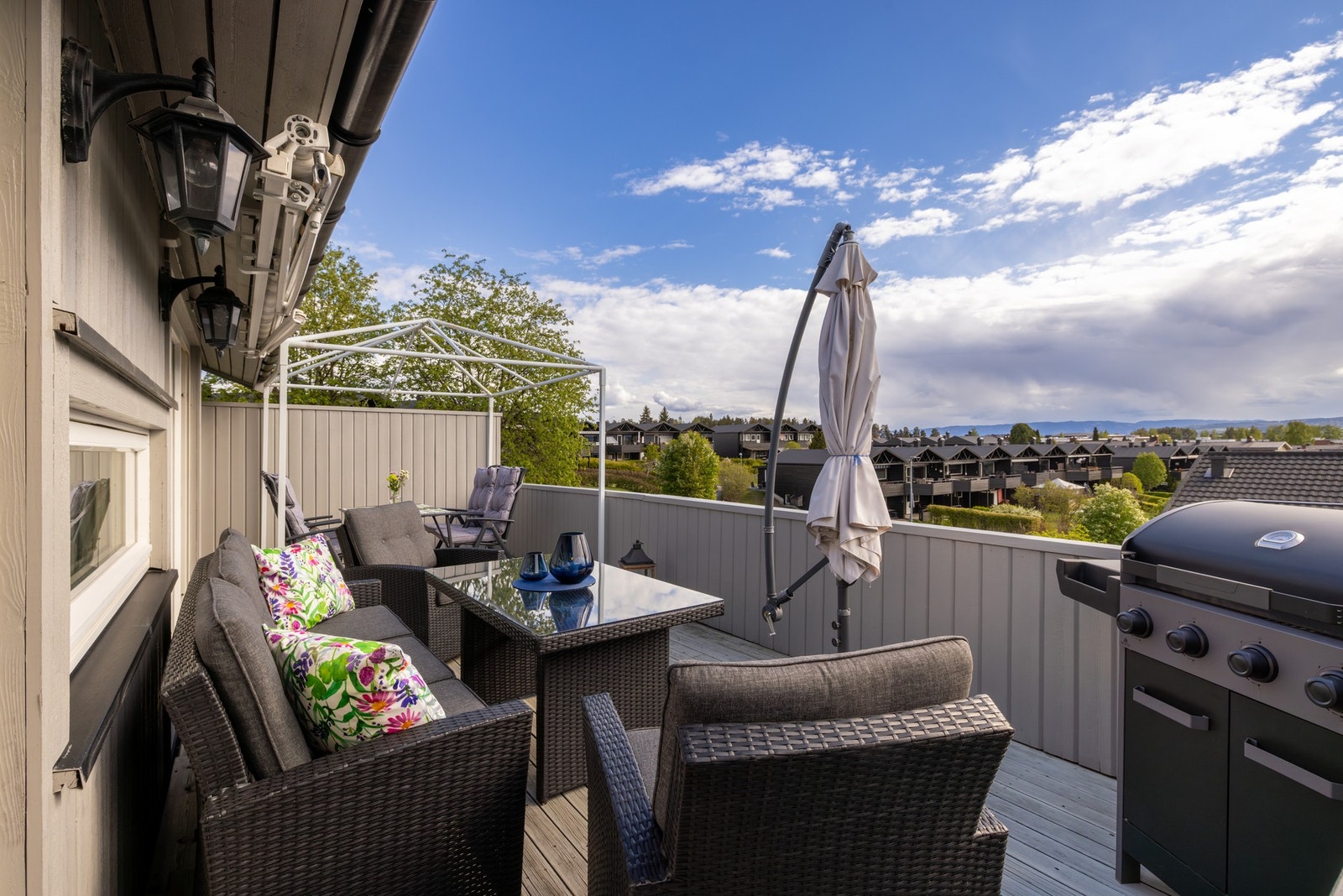 Solrik terrasse med sittegruppe, grill og flott utsikt mot nærområdet. Galleribilde