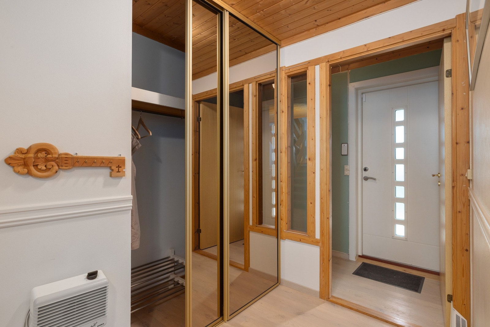 Inngangsparti med skyvedørsgarderobe med speilskyvedører. Galleribilde