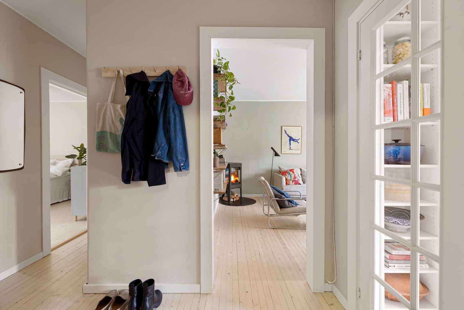 Romslig gang som fungerer som et knutepunkt med adkomst til samtlige rom. Galleribilde