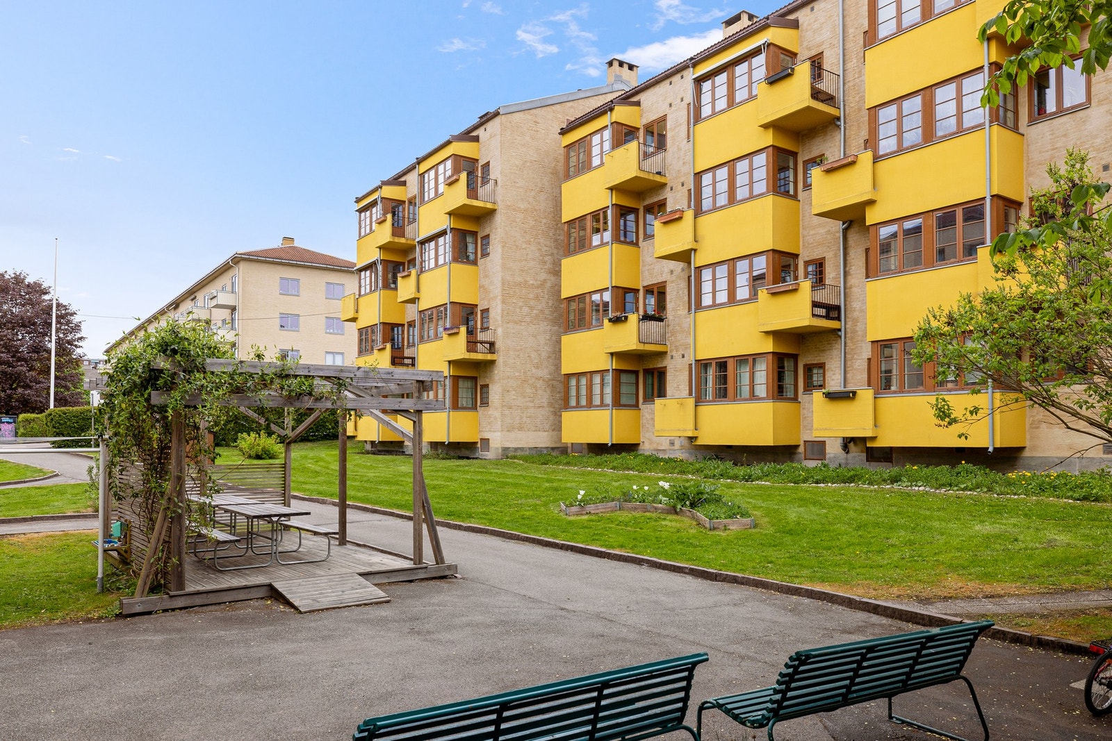 Her bor du stille og rolig til i grønne, idylliske omgivelser, samtidig supersentralt på Sofienberg/Grünerløkka med gangavstand til alt det Oslo har å by på. Galleribilde