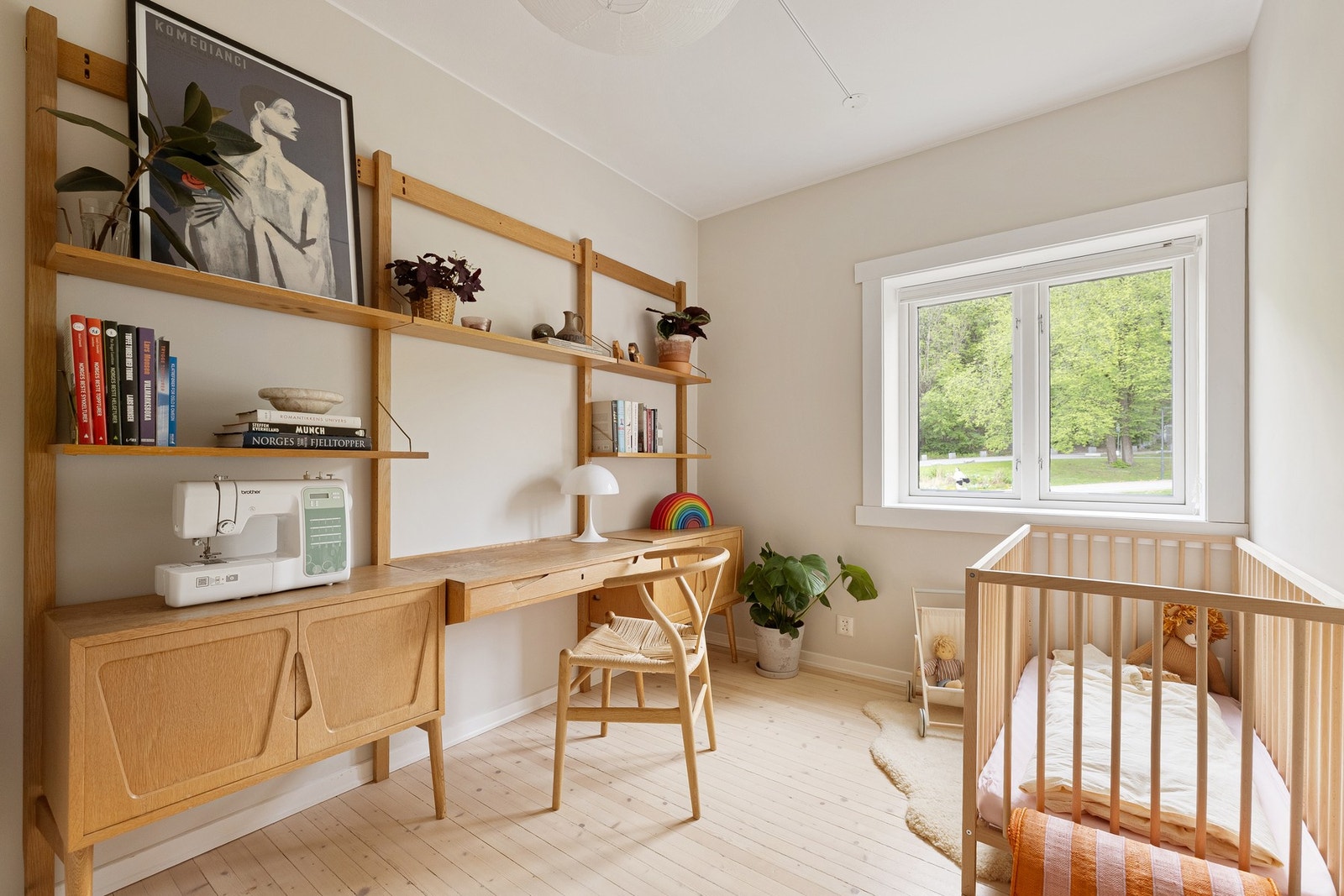 Soverom 2 er et lyst og fint rom som i dag er innredet som barnerom kombinert med kontor. Galleribilde