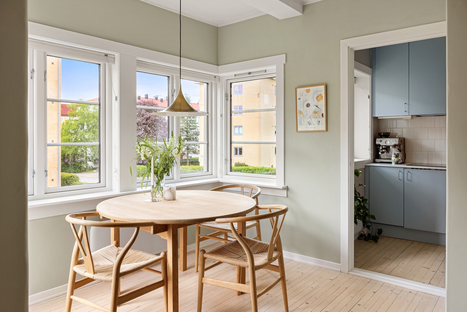 Kjøkkenet ligger i et eget rom i naturlig tilknytning til stuen. Galleribilde