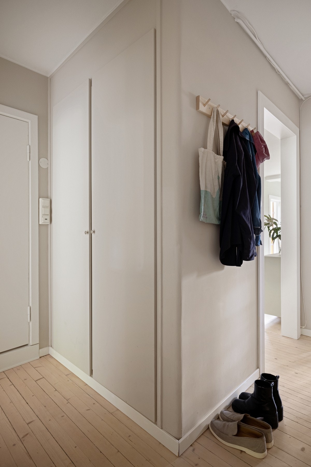 Flere tilsvarende leiligheter har plassert vaskemaskin i garderobe i entré. Estimert kostnad på ca. kr. 6 000,-. Galleribilde