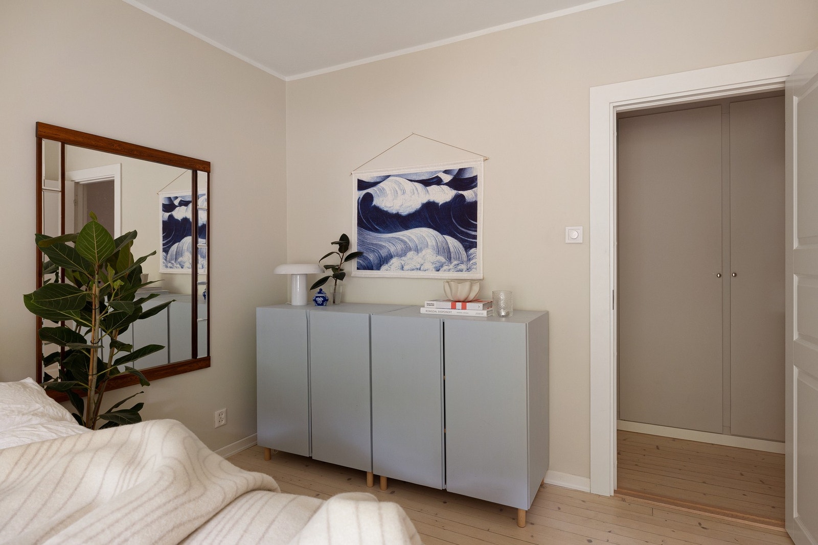 På soverommet er det plass til stor dobbeltseng med tilhørende nattbord, samt en kontorpult eller kommoder. Galleribilde