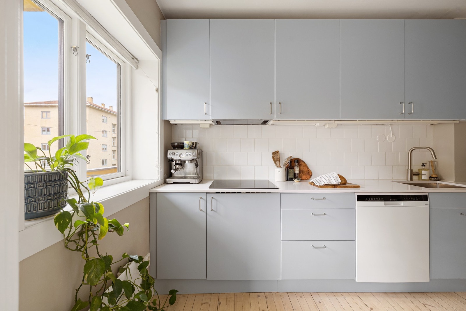 Moderne kjøkkeninnredning delvis fra 2012 og delvis fra 2022. Kjøkkenet er fullt utstyrt med integrerte hvitevarer som medfølger i handelen (ny oppvaskmaskin i 2025). Galleribilde