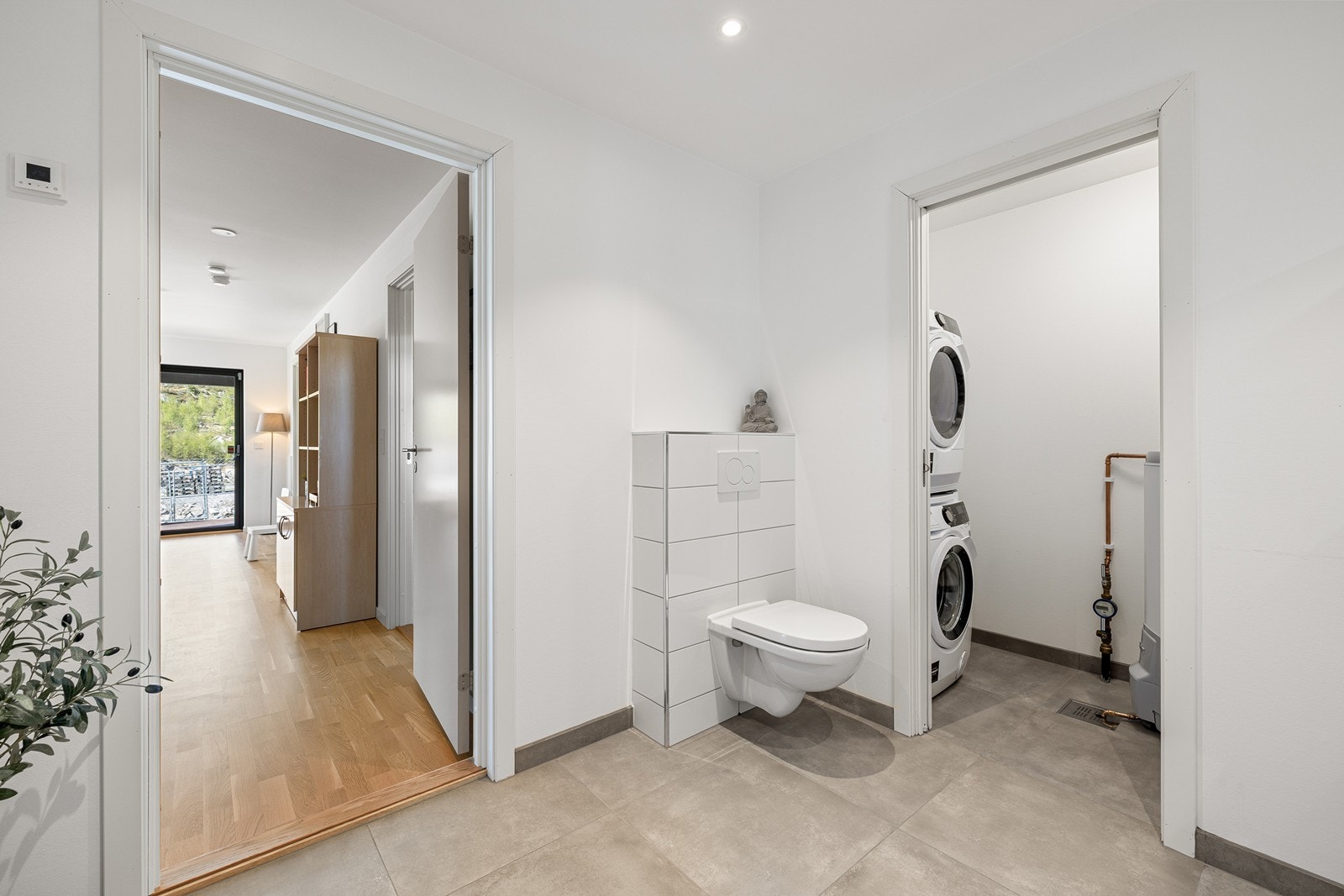 I tillegg har badet en egen nisje med opplegg for vaskemaskin/tørketrommel. Galleribilde