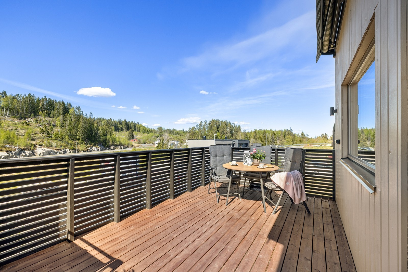 Fra stuen er det utgang til en veranda. Galleribilde