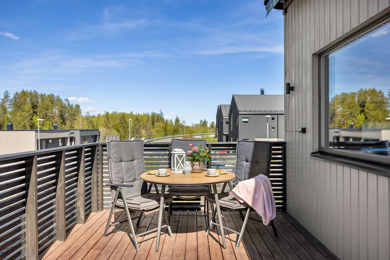 Uteplassen er på 14 m², og har plass til sittegruppe og grill. Galleribilde