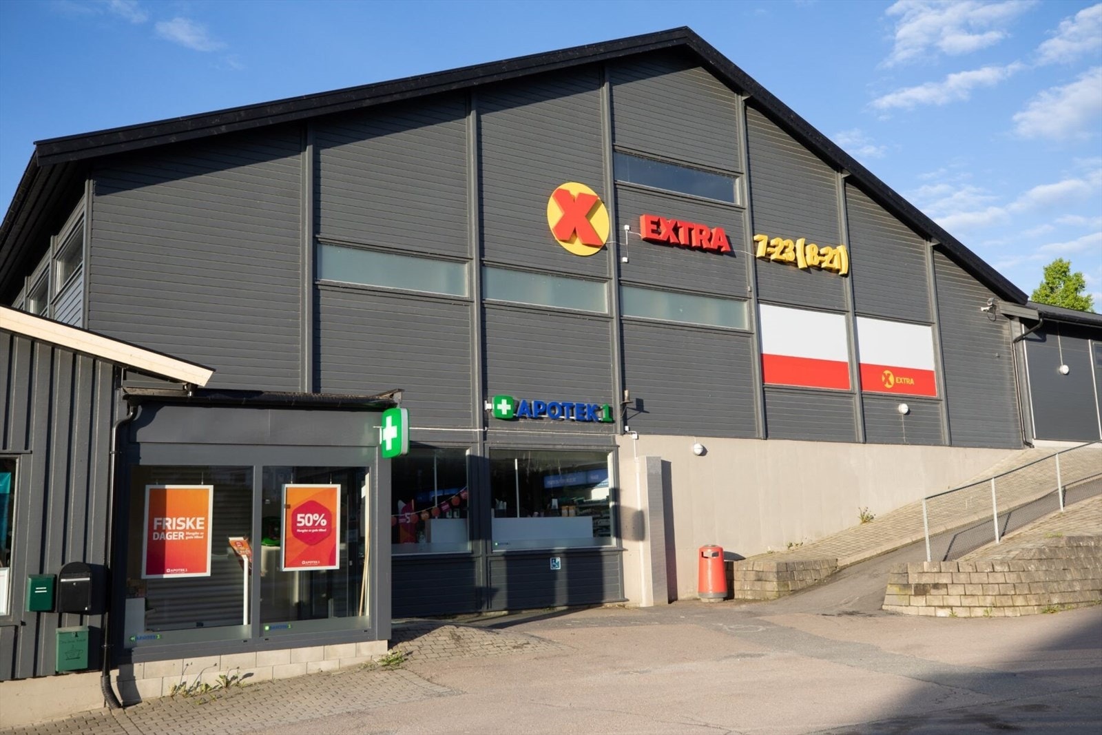 Nærhet til en rekke fasiliteter som matbutikk, postkontor, apotek, bensinstasjon m.m. Galleribilde