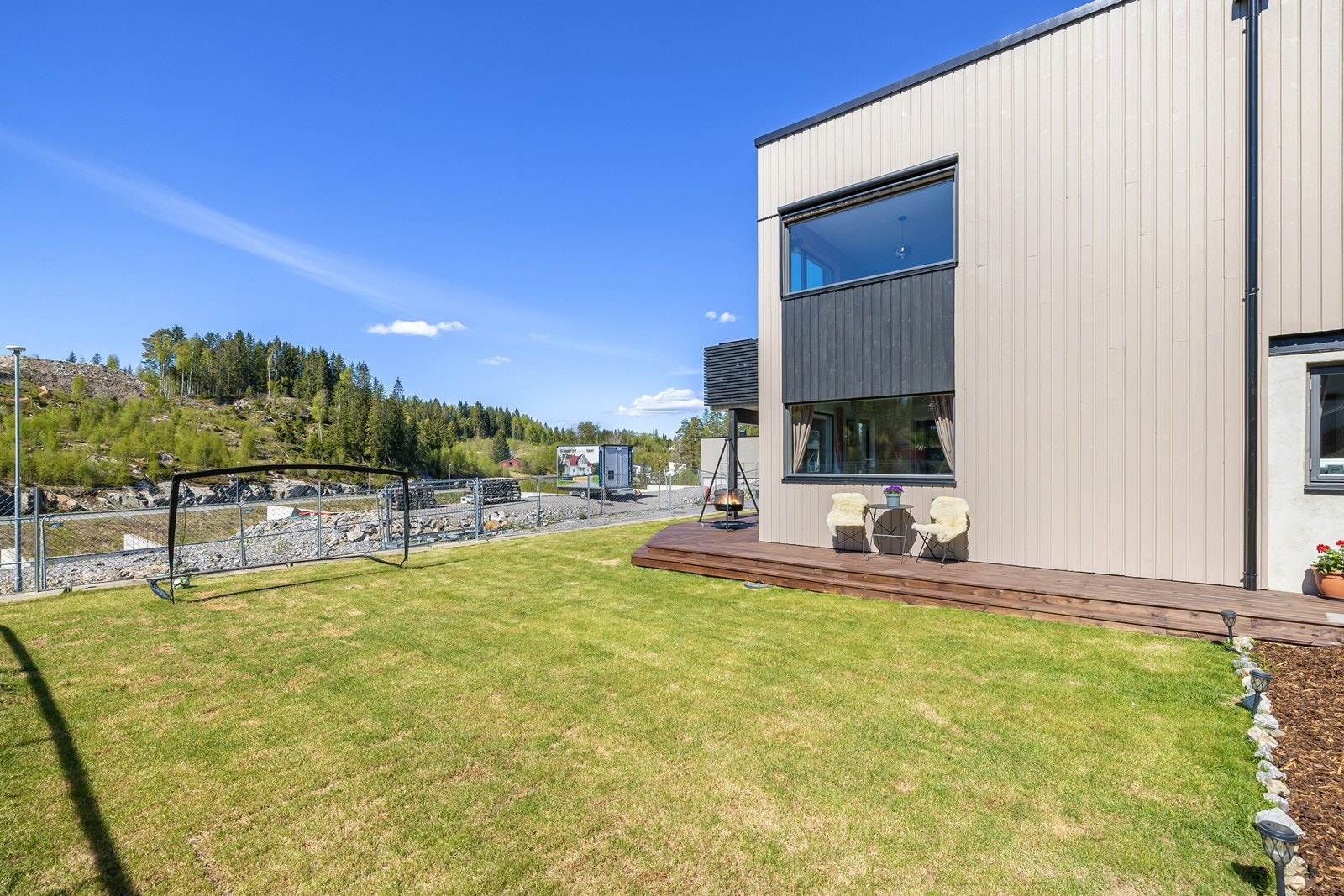 Hagen er pent opparbeidet med gressplen. Galleribilde