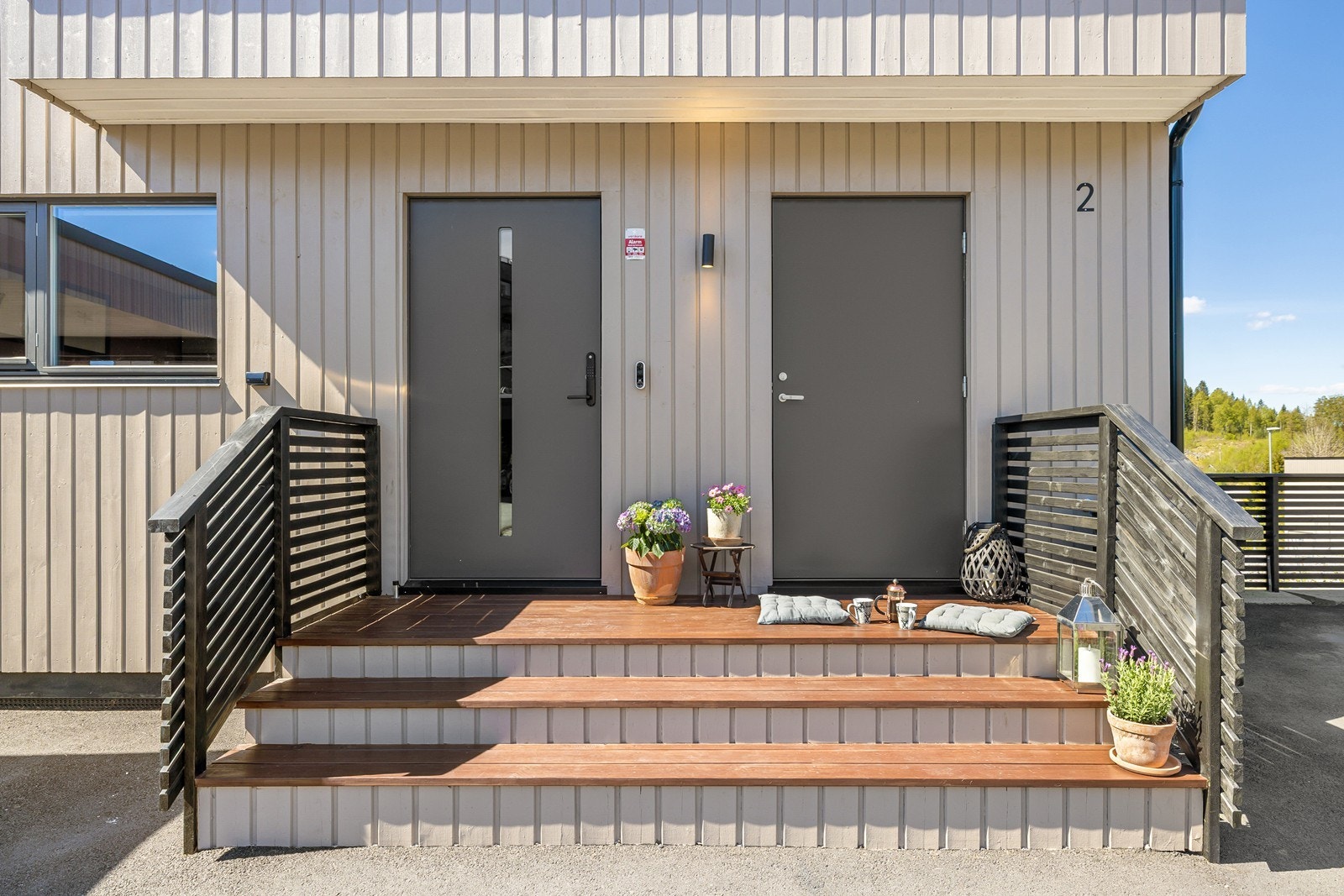 Boligen har et innbydende inngangsparti, med adkomstterrasse på 5 m². Herfra er det dør inn til entréen, samt dør inn til vaskerommet. Galleribilde
