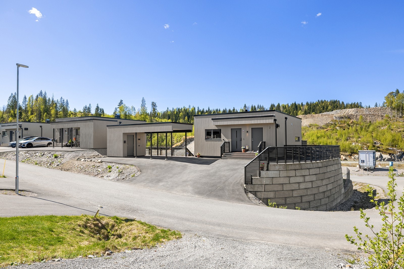 Det medfølger parkering i egen carport. Det er montert elbillader. Galleribilde